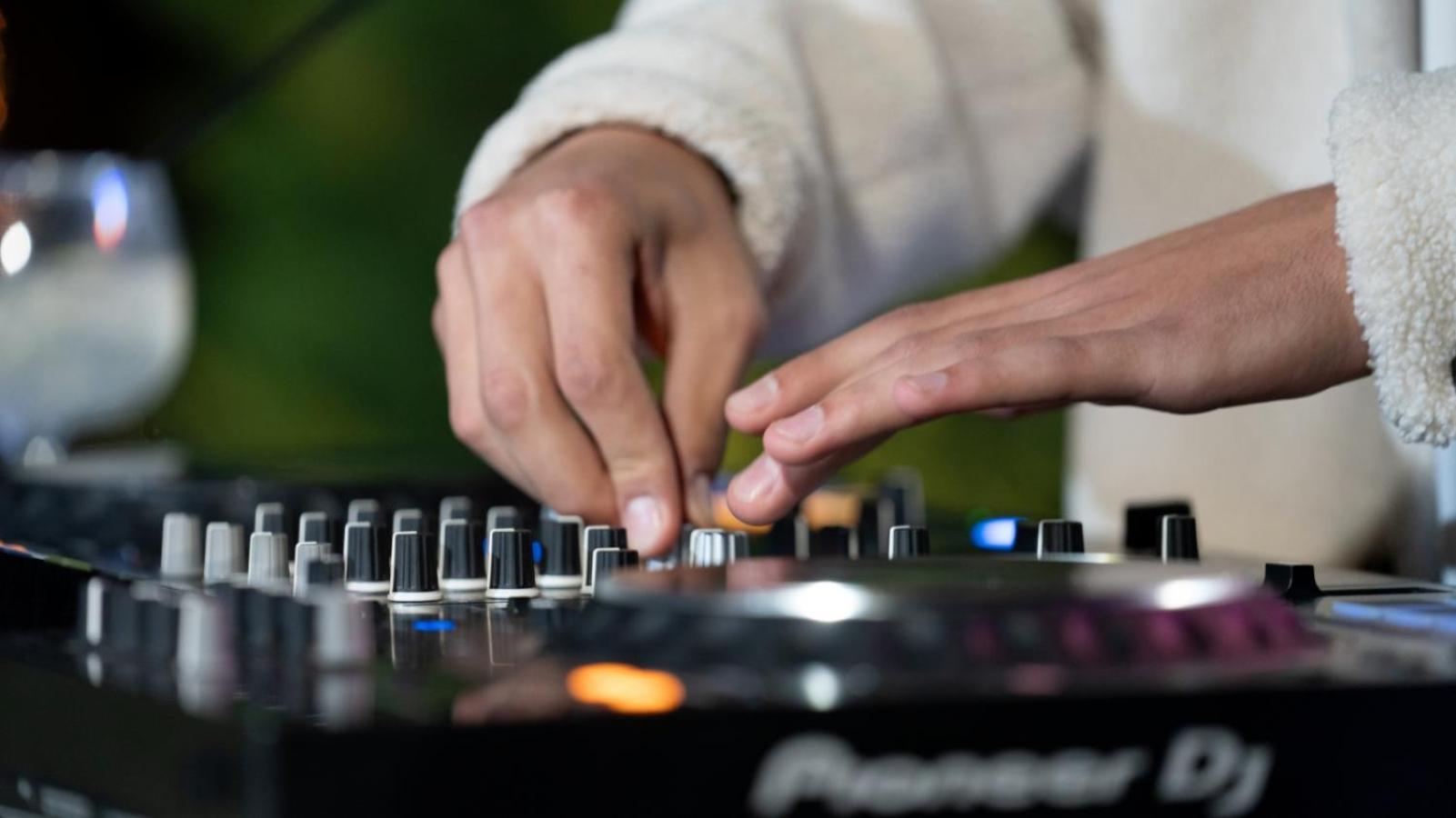 The Abdali Boulevard Hotel Αμμάν Εξωτερικό φωτογραφία A DJ using a CDJ-2000
