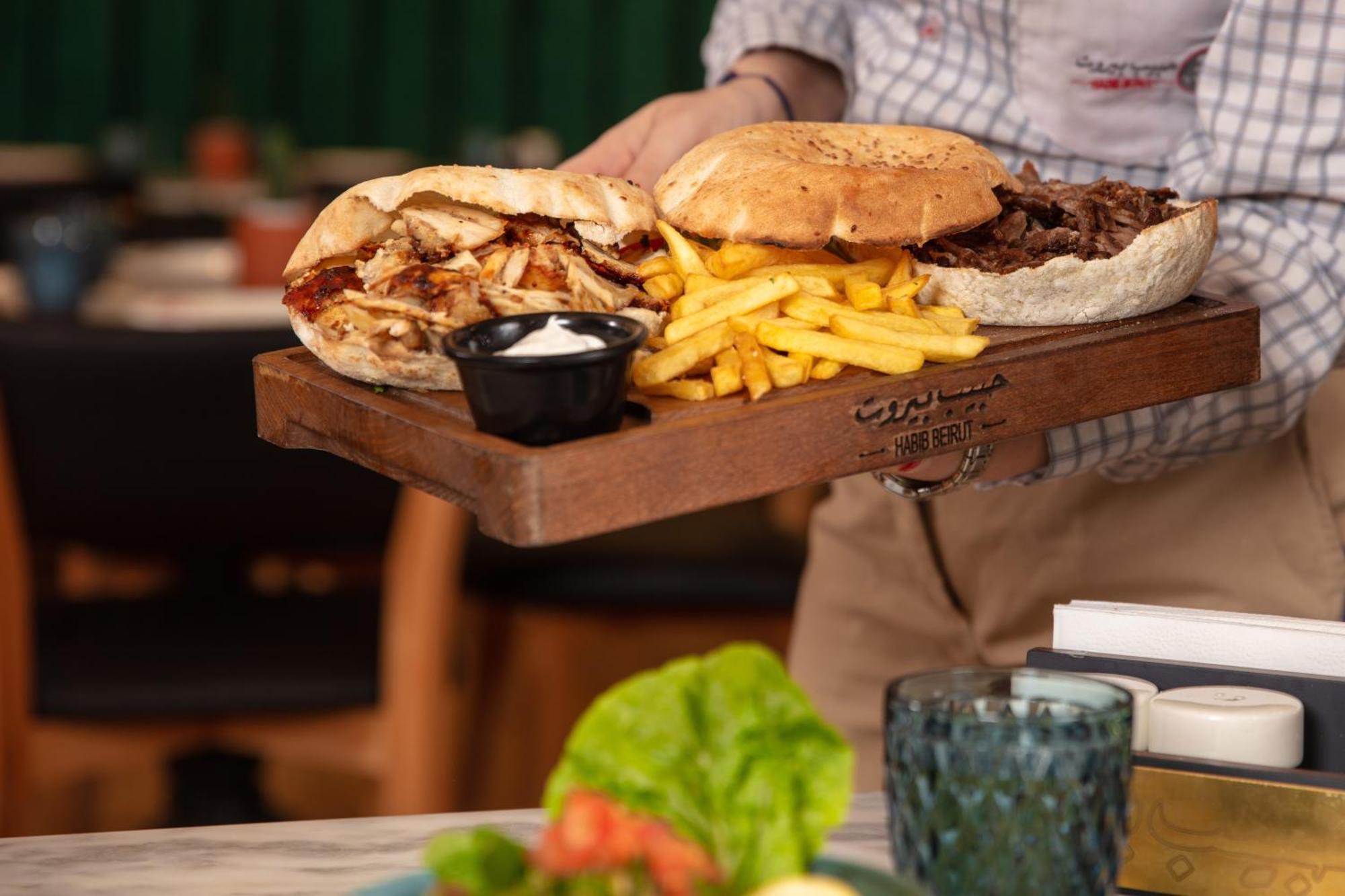 The Abdali Boulevard Hotel Αμμάν Εξωτερικό φωτογραφία A shawarma