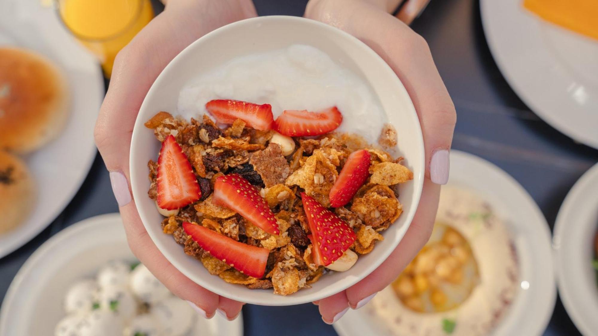 The Abdali Boulevard Hotel Αμμάν Εξωτερικό φωτογραφία A bowl of granola with strawberries